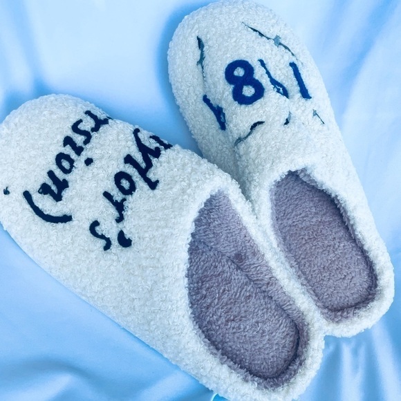 NWT 1989 Taylor's Version Fleece Slippers – Swiftie – Size US 8-8.5 - Picture 2 of 11